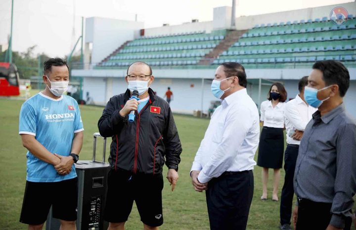 Bộ trưởng Bộ VH-TT&DL động viên tuyển Việt Nam và U22 Việt Nam - 3