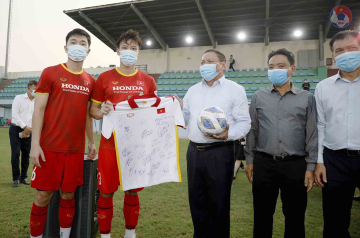 Bộ trưởng Bộ VH-TT&DL động viên tuyển Việt Nam và U22 Việt Nam - 2