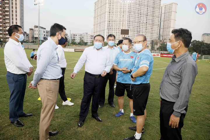 Bộ trưởng Bộ VH-TT&DL động viên tuyển Việt Nam và U22 Việt Nam - 5