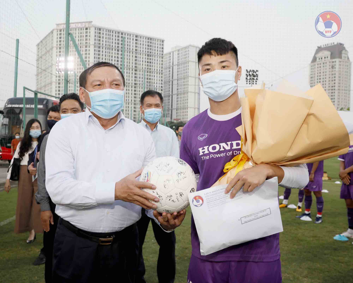 Bộ trưởng Bộ VH-TT&DL động viên tuyển Việt Nam và U22 Việt Nam - 4