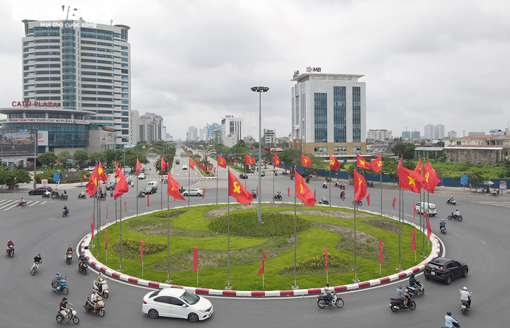 Ảnh: Phố phường Hải Phòng rực rỡ cờ hoa chào mừng ngày hội toàn dân - 1