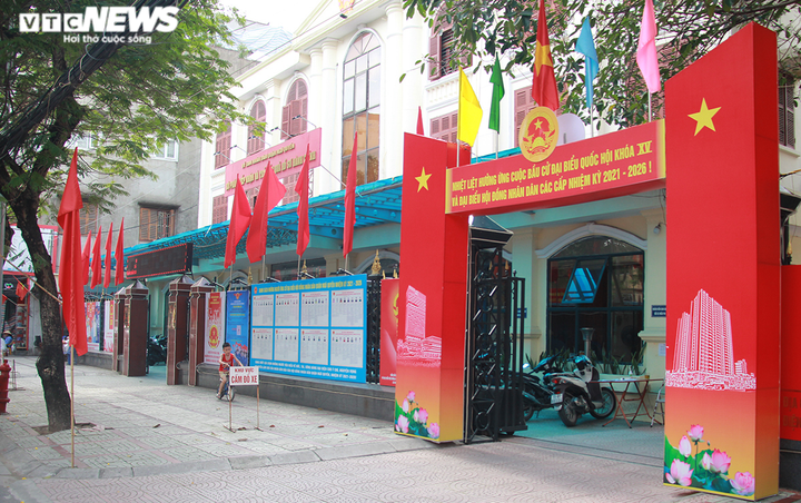 Ảnh: Phố phường Hải Phòng rực rỡ cờ hoa chào mừng ngày hội toàn dân - 10