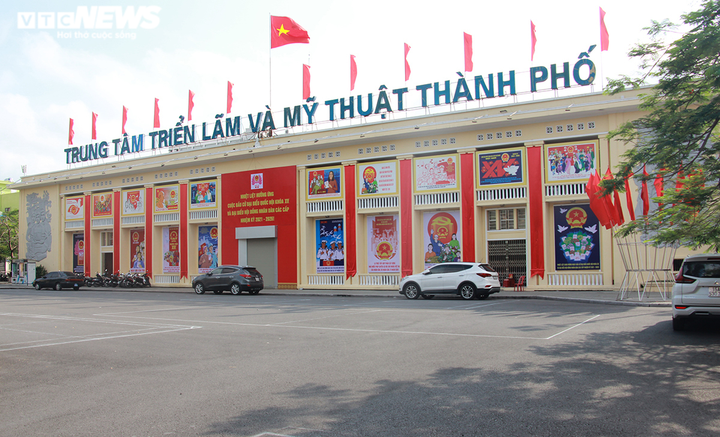 Ảnh: Phố phường Hải Phòng rực rỡ cờ hoa chào mừng ngày hội toàn dân - 13