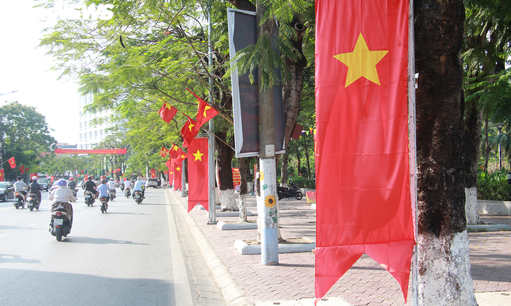 Ảnh: Phố phường Hải Phòng rực rỡ cờ hoa chào mừng ngày hội toàn dân - 15