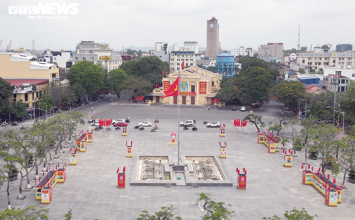 Ảnh: Phố phường Hải Phòng rực rỡ cờ hoa chào mừng ngày hội toàn dân - 2