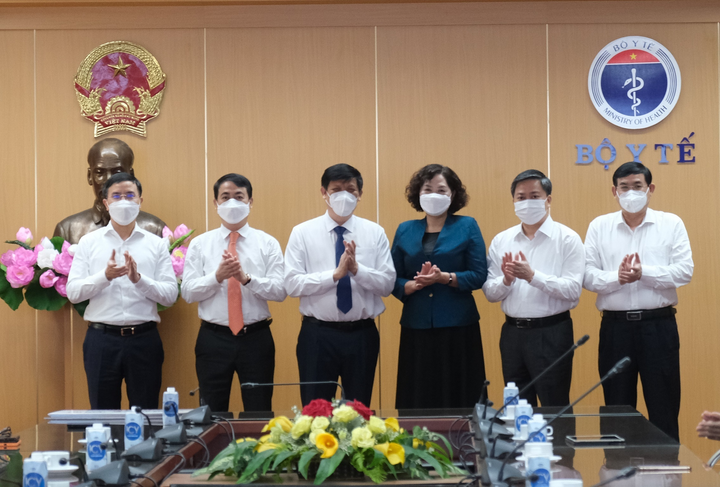 Vietcombank trao 25 tỷ đồng hỗ trợ Bộ Y tế mua vaccine phòng COVID-19 - 4