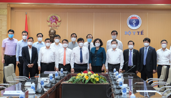 Vietcombank trao 25 tỷ đồng hỗ trợ Bộ Y tế mua vaccine phòng COVID-19 - 5