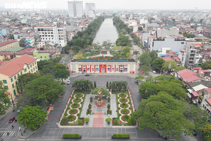 Ảnh: Phố phường Hải Phòng rực rỡ cờ hoa chào mừng ngày hội toàn dân - 3