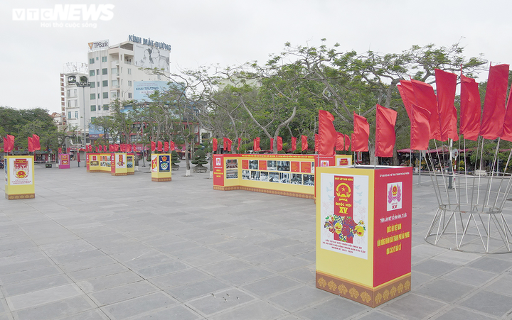 Ảnh: Phố phường Hải Phòng rực rỡ cờ hoa chào mừng ngày hội toàn dân - 4