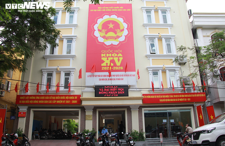 Ảnh: Phố phường Hải Phòng rực rỡ cờ hoa chào mừng ngày hội toàn dân - 7