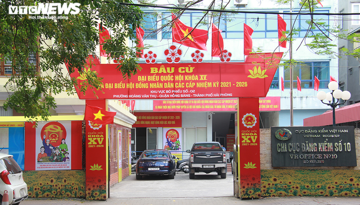 Ảnh: Phố phường Hải Phòng rực rỡ cờ hoa chào mừng ngày hội toàn dân - 8