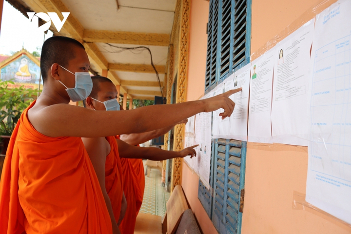 Sóc Trăng: Cử tri Khmer vừa lo mùa vụ, vừa tranh thủ tìm hiểu ứng cử viên - 1