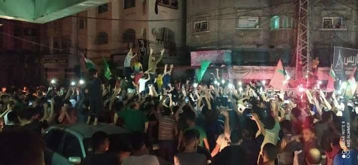 Người Palestine lao ra đường ăn mừng sau lệnh ngừng bắn ở Gaza - 5