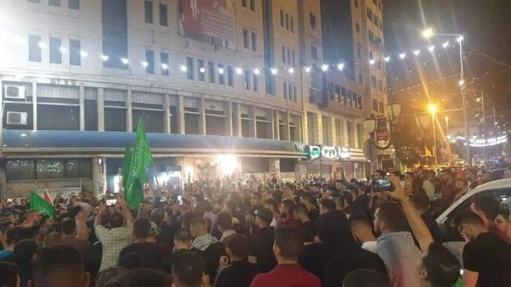 Người Palestine lao ra đường ăn mừng sau lệnh ngừng bắn ở Gaza - 1