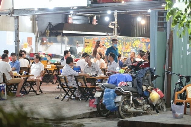Quán ăn vỉa hè ở TP.HCM ngừng phục vụ tại chỗ từ 22/5 - 1