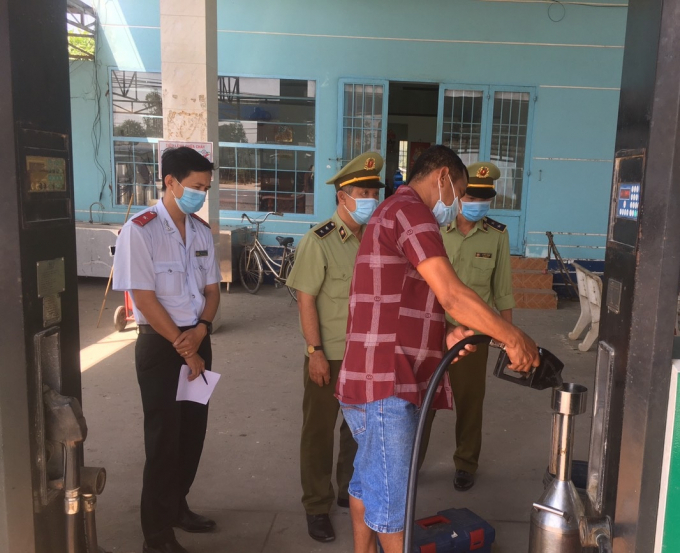 Phát hiện 12.000 lít xăng dầu kém chất lượng, phạt doanh nghiệp 620 triệu đồng - 1