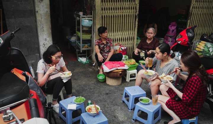 Quán bún riêu bưng 'có 1-0-2', thực khách ăn không cần thìa vẫn tồn tại 40 năm - 2