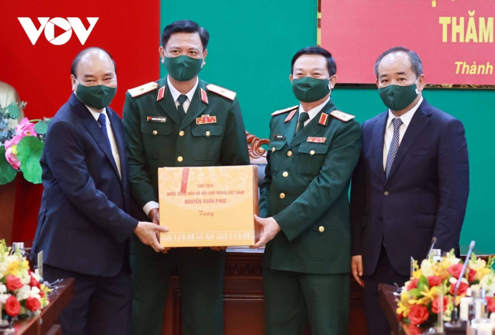 Chủ tịch nước kiểm tra công tác bầu cử ở Quân khu 7 - 5