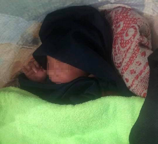 Clip: Hai phụ nữ bỏ bé trai còn nguyên dây rốn ở bãi đất trống - 2