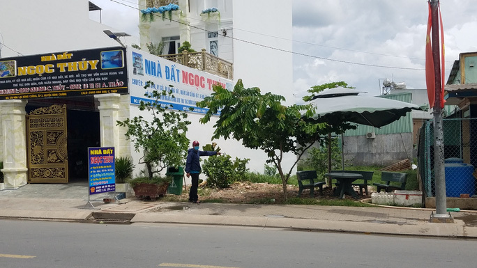 Clip: Hai phụ nữ bỏ bé trai còn nguyên dây rốn ở bãi đất trống - 1