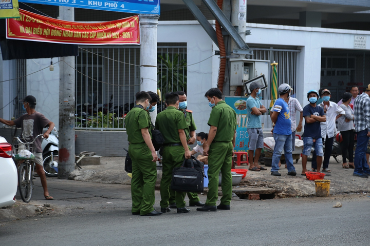 Khởi tố ba thanh niên chặn xe 'xin tiền' ăn khuya rồi dùng dao đâm chết người - 2