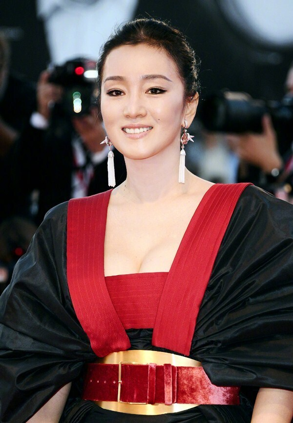 Trương Nghệ Mưu tiết lộ lý do Chương Tử Di không đọ được với Củng Lợi - 2