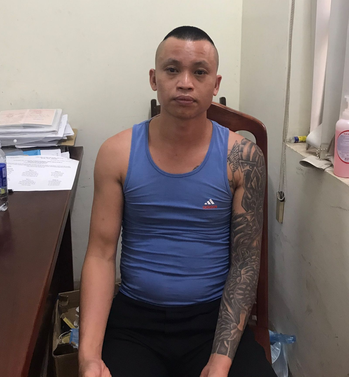 Đấm cán bộ kiểm soát dịch, vượt chốt đi vào nhà người quen chơi - 1