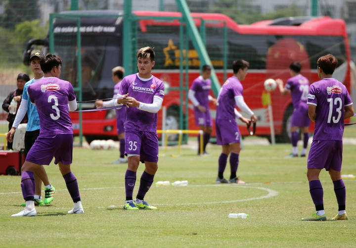 Tuyển Việt Nam rèn thể lực, luyện bài tủ - 2