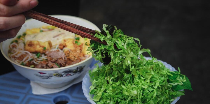 Quán bún riêu bưng 'có 1-0-2', thực khách ăn không cần thìa vẫn tồn tại 40 năm - 3