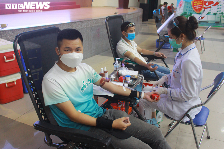 Hơn 300 đơn vị máu được hiến tặng trong chiến dịch 'Mùa hè nhân ái 2021' - 5