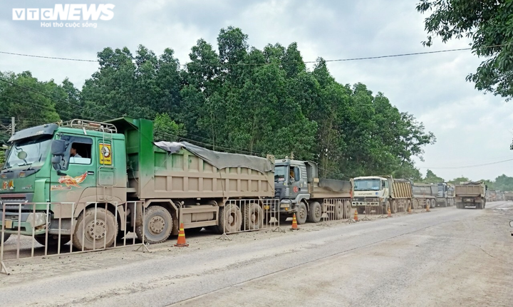 Tài xế rủ nhau trả tiền lẻ để phản đối trạm BOT ở Đồng Nai, gây ách tắc kéo dài - 3