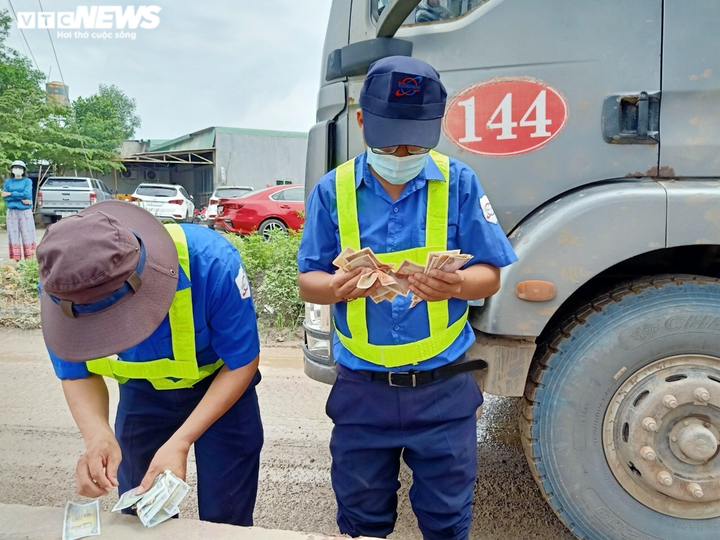 Tài xế rủ nhau trả tiền lẻ để phản đối trạm BOT ở Đồng Nai, gây ách tắc kéo dài - 1
