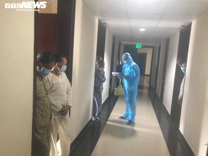 Huế: Quân đội phát phiếu bầu cử đến tận tay cử tri đang cách ly tập trung - 1