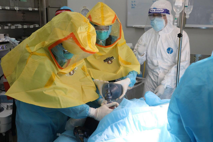 Mổ cấp cứu thành công cho sản phụ mắc COVID-19 bị suy hô hấp nặng - 1