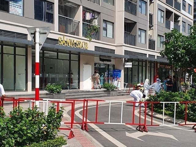 Hà Nội phong tỏa chung cư có ca dương tính với SARS-CoV-2 - 1