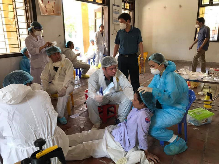 Làm việc dưới nắng nóng 40 độ, bác sĩ tuyến đầu chống dịch kiệt sức, ngất xỉu - 3