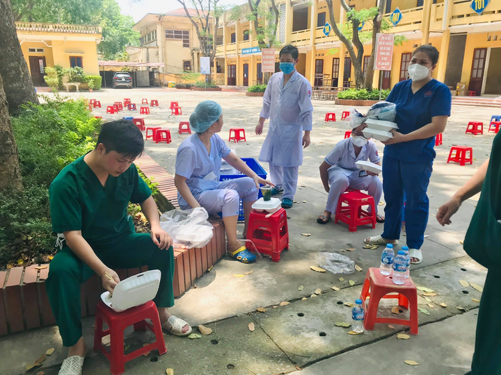 Làm việc dưới nắng nóng 40 độ, bác sĩ tuyến đầu chống dịch kiệt sức, ngất xỉu - 6