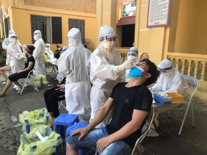 Làm việc dưới nắng nóng 40 độ, bác sĩ tuyến đầu chống dịch kiệt sức, ngất xỉu - 1