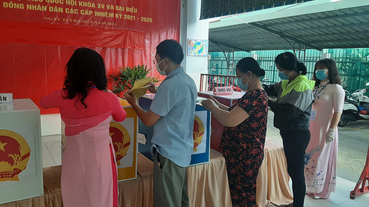 Nam sinh viên xúc động trong lần đầu tiên đi bầu cử ở TP.HCM - 4