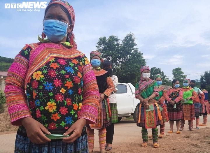 Ảnh: Đồng bào Tây Nguyên diện trang phục truyền thống đi bỏ phiếu bầu cử - 4