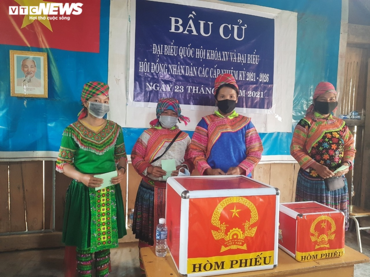 Ảnh: Đồng bào Tây Nguyên diện trang phục truyền thống đi bỏ phiếu bầu cử - 5