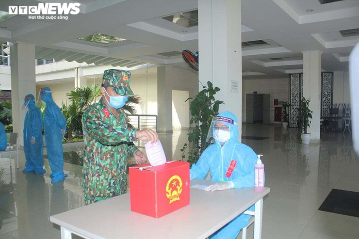 Cử tri khu cách ly COVID-19 ở Huế: Mong người trúng cử xứng với lòng tin của dân - 2