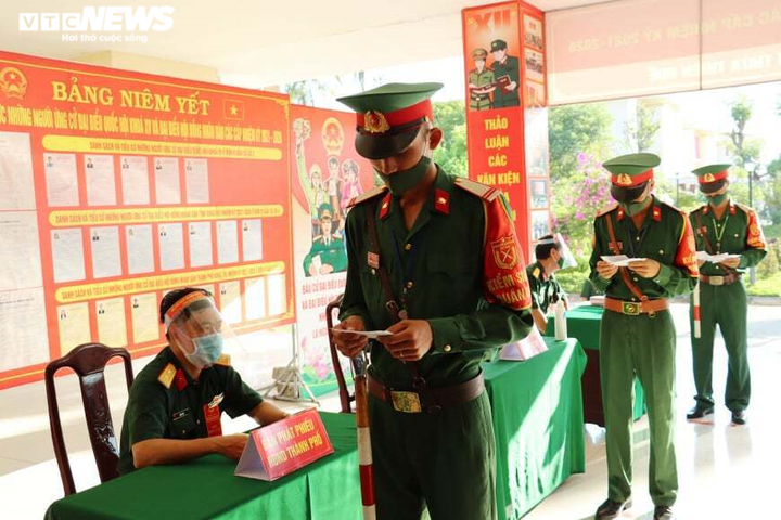 Cử tri khu cách ly COVID-19 ở Huế: Mong người trúng cử xứng với lòng tin của dân - 3