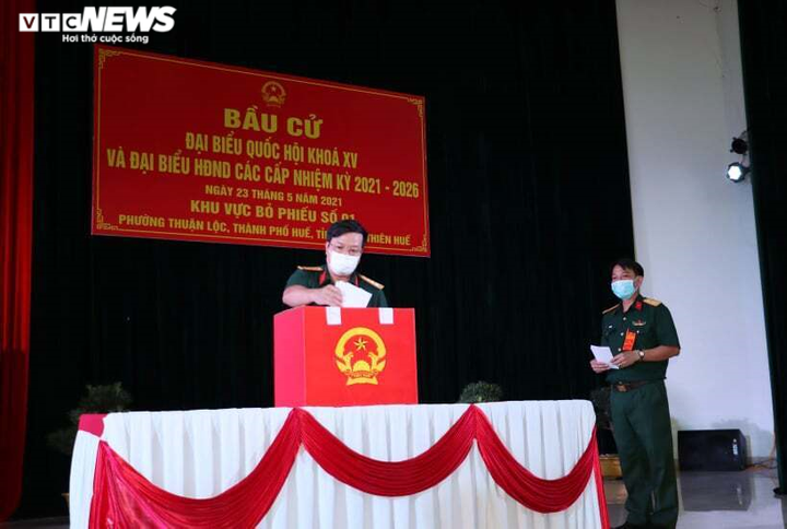 Cử tri khu cách ly COVID-19 ở Huế: Mong người trúng cử xứng với lòng tin của dân - 4