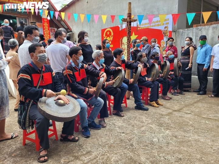 Ảnh: Đồng bào Tây Nguyên diện trang phục truyền thống đi bỏ phiếu bầu cử - 3