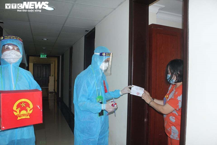 Cử tri khu cách ly COVID-19 ở Huế: Mong người trúng cử xứng với lòng tin của dân - 1