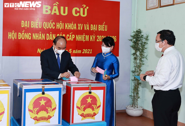 Ảnh: Lãnh đạo Đảng, Nhà nước đi bầu cử, thực hiện quyền, nghĩa vụ công dân - 5