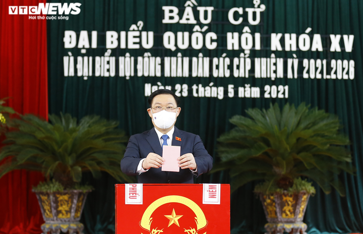 Ảnh: Lãnh đạo Đảng, Nhà nước đi bầu cử, thực hiện quyền, nghĩa vụ công dân - 7