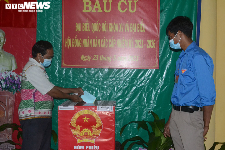 Ảnh: Đồng bào Tây Nguyên diện trang phục truyền thống đi bỏ phiếu bầu cử - 9