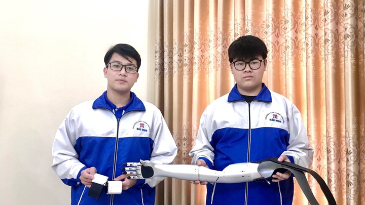 Đôi bạn thân 10X chế tạo cánh tay robot cho người khuyết tật đoạt giải quốc tế - 1